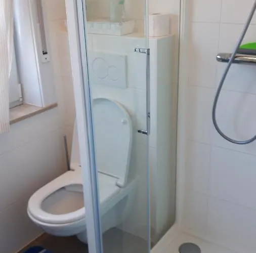 Feel At In Левен